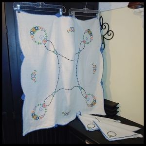 Vintage Embroidered Linen Table Cloth and Napkin Set